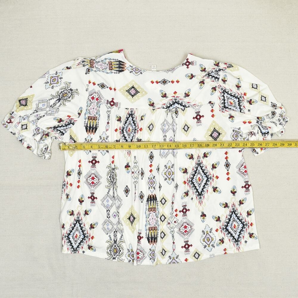 NEW Cato Women Blouse Top V Neck Paisley Short Sleeve Polyester White Size 26/28 - Picture 4 of 8